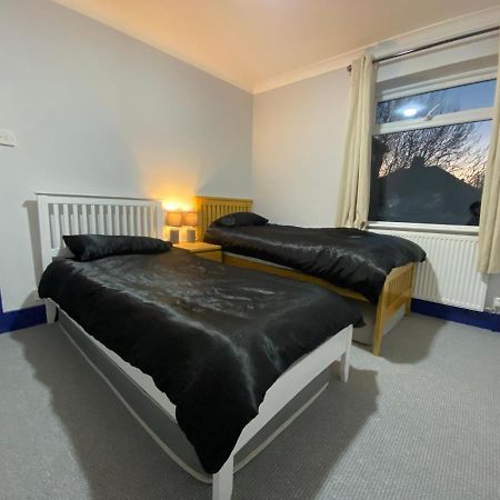 Harewood Lodge - Single And Double Rooms Self Serve Apartment キングズ・リン エクステリア 写真